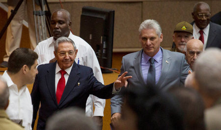Raúl Castro und sein Nachfolger Miguel Díaz Canel am Mittwoch in... Raúl Castro und sein Nachfolger Miguel Díaz Canel am Mittwoch in...