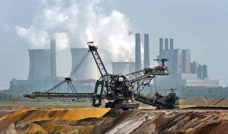 Kein klimafreundlicher Konzern: RWE-Kraftwerk in Niederaußem Kein klimafreundlicher Konzern: RWE-Kraftwerk in Niederaußem