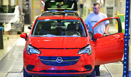 Die Arbeiter verlassen bei Opel das Fließband (Werk in Eisenach,... Die Arbeiter verlassen bei Opel das Fließband (Werk in Eisenach,...