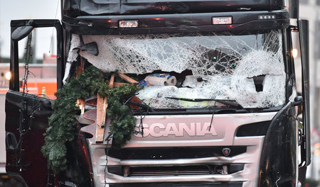 Das Tatfahrzeug des Terroranschlags auf dem Berliner Breitscheid... Das Tatfahrzeug des Terroranschlags auf dem Berliner Breitscheid...