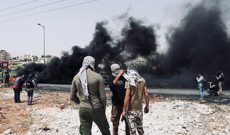 Die Medien sind immer dabei: Junge Palästinenser machen sich ber...