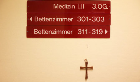 Der Staat bezahlt, die Kirche regiert: Hinweisschilder auf einer... Der Staat bezahlt, die Kirche regiert: Hinweisschilder auf einer...