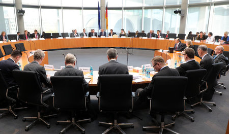 Expertenanhörung zu ausländerrechtlichen Fragen am Donnerstag im... Expertenanhörung zu ausländerrechtlichen Fragen am Donnerstag im...