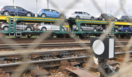 Ein Zug mit VW-Pkw wartet in Zwickau auf den Abtransport (22. Au... Ein Zug mit VW-Pkw wartet in Zwickau auf den Abtransport (22. Au...