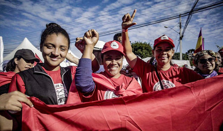 Hoch die Faust für den Plan L wie Lula: Die Demokratische Mahnwa...