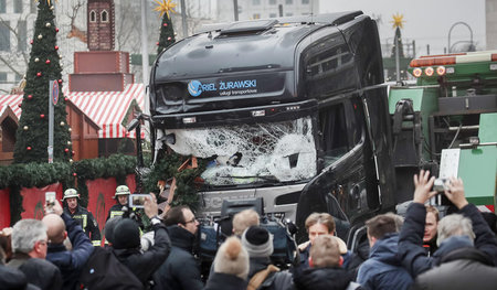Das Tatfahrzeug des Anschlags auf dem Berliner Breitscheidplatz ... Das Tatfahrzeug des Anschlags auf dem Berliner Breitscheidplatz ...