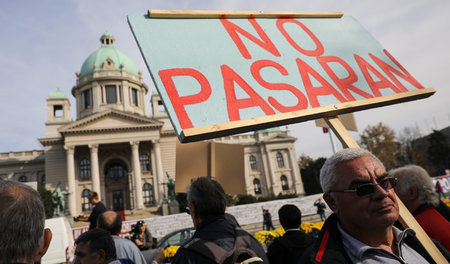 Protest gegen die Regierung: Demonstration gegen Rentenkürzung i... Protest gegen die Regierung: Demonstration gegen Rentenkürzung i...