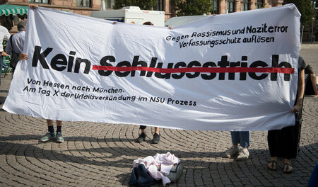 Protestaktion anlässlich der Aussage des hessischen Verfassungss... Protestaktion anlässlich der Aussage des hessischen Verfassungss...