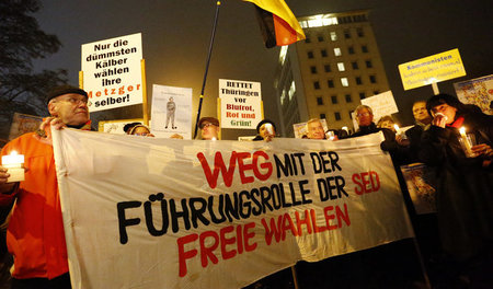 Marsch nach rechts. Trotz aller Unterwerfungsgesten der Partei D... Marsch nach rechts. Trotz aller Unterwerfungsgesten der Partei D...
