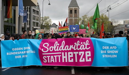 Zeitlose Parole: Demonstration gegen den Bundesparteitag der AfD... Zeitlose Parole: Demonstration gegen den Bundesparteitag der AfD...