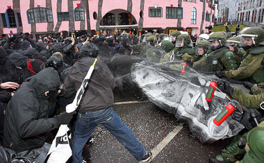 Vor dem Hundertwasser-Haus in Magdeburg: Polizei geht gegen Anti...