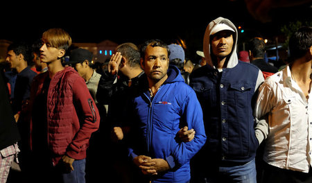 Die protestierenden Migranten in Mytilini bilden Ketten, um Frau...