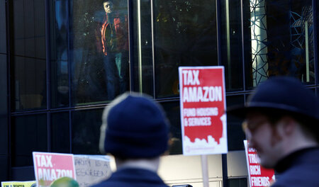 Vor der Konzernzentrale: Demonstranten in Seattle fordern, Amazo... Vor der Konzernzentrale: Demonstranten in Seattle fordern, Amazo...