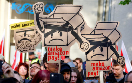Die Amazon-Mitarbeiter fordern höhere Löhne, Tarifverträge und e... Die Amazon-Mitarbeiter fordern höhere Löhne, Tarifverträge und e...