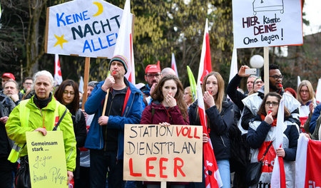 Fast überall erhebt sich Protest gegen Personalmangel in Kranken... Fast überall erhebt sich Protest gegen Personalmangel in Kranken...