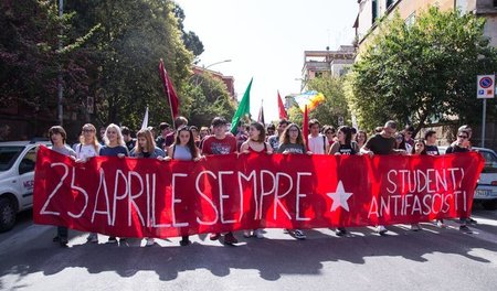 »25. April ist immer«: Antifaschistische Studenten demonstrieren...