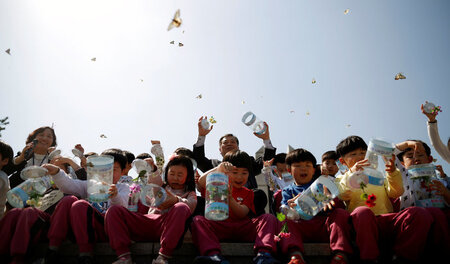 Hoffnung auf Entspannung: Kinder lassen nahe der innerkoreanisch...