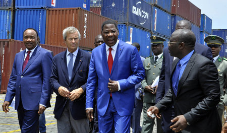 Vincent Bolloré (2.v.l.) neben den Staatschefs von Niger, Mahama...