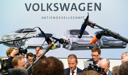 Neuer Chef umringt von Medienleuten: VW-Vorstandsvorsitzender He...