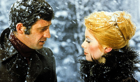 Der junge Tabakpflanzer Louis Mahé (Jean-Paul Belmondo) ist der ... Der junge Tabakpflanzer Louis Mahé (Jean-Paul Belmondo) ist der ...