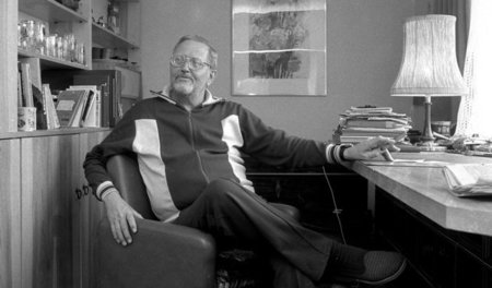 Der sogenannte Hardliner zu Hause, 1983 mit Zigarre am Schreibti... Der sogenannte Hardliner zu Hause, 1983 mit Zigarre am Schreibti...