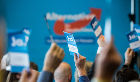 Von Parteitag zu Parteitag radikaler: Abstimmung während eines L...