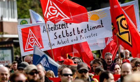 Vielen Beschäftigten brennt das Thema Arbeitszeit unter den Näge...