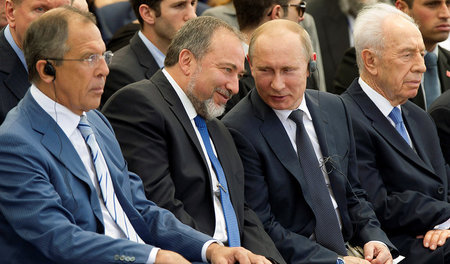 Der israelische Verteidigungsminister Avigdor Lieberman (2.v.l.)... Der israelische Verteidigungsminister Avigdor Lieberman (2.v.l.)...