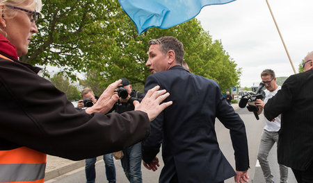 Die Kollegen bei Opel in Eisenach machten Björn Höcke Beine (24....