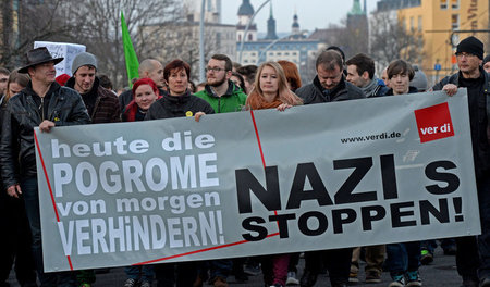 Teilnehmer einer Demonstration der Gewerkschaft Verdi demonstrie... Teilnehmer einer Demonstration der Gewerkschaft Verdi demonstrie...