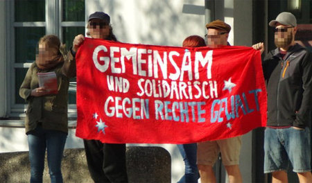 Linke Aktivisten vor dem Memminger Gerichtsgebäude anlässlich de... Linke Aktivisten vor dem Memminger Gerichtsgebäude anlässlich de...