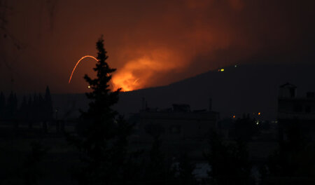 Feuer und Explosionen in der Nähe der Stadt Hama in Syrien (29. ... Feuer und Explosionen in der Nähe der Stadt Hama in Syrien (29. ...