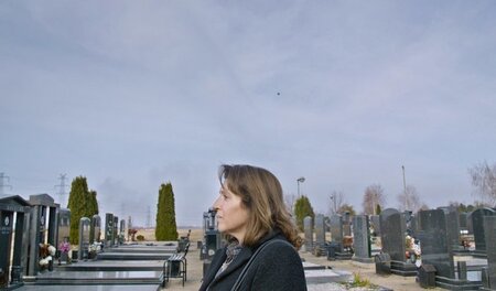 Auf dem Friedhof, auf dem ihr Mann liegt, hat Frau J. (Mirjana K... Auf dem Friedhof, auf dem ihr Mann liegt, hat Frau J. (Mirjana K...
