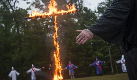 Mitglieder des rassistischen Ku-Klux-Klan bei einem Kreuzverbren...