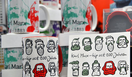 Vermarktbarer Marx: Sinnentleerter Bartkopf auf Kaffeetasse Vermarktbarer Marx: Sinnentleerter Bartkopf auf Kaffeetasse