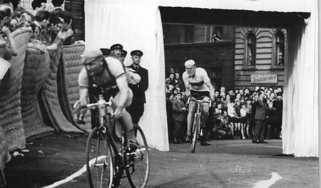 Täve biegt hinter Maurice Boeck (Belgien) ins Stadion ein: Aufta... Täve biegt hinter Maurice Boeck (Belgien) ins Stadion ein: Aufta...