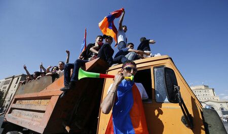 Angespannte Stimmung in Armenien: Anhänger der Opposition blocki... Angespannte Stimmung in Armenien: Anhänger der Opposition blocki...