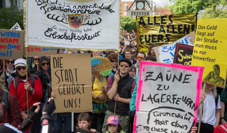 Die originellsten Losungen fanden sich auf der Maidemo im Berlin... Die originellsten Losungen fanden sich auf der Maidemo im Berlin...