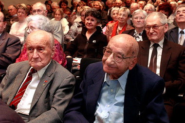 Erwin Schulz (links) und Kurt Sternberg bei der Ehrung der VVN i...