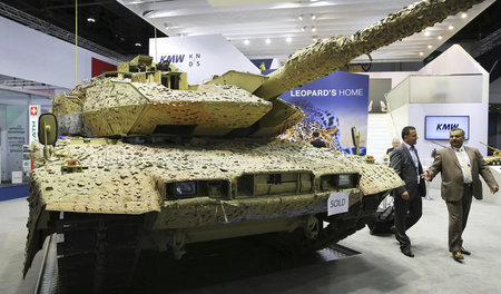 Geschäft mit dem Morden: Deutscher »Leopard 2«-Panzer auf einer ...