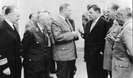 Treffen für die Aufrüstung: 1961 sprechen Bundeswehr-Generäle um...