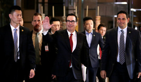 High five. US-Finanzminister Steven Mnuchin begrüßte am Donnerst...