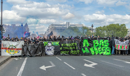 Im Frontblock der Demonstration sammelten sich über 1000 Militan...