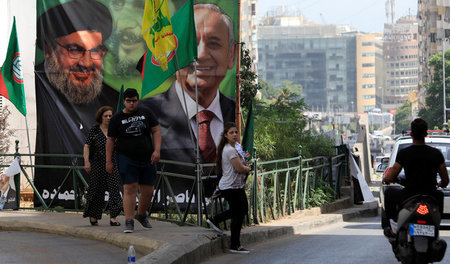 Wahlplakat mit Hisbollah-Vorsitzenden Hassan Nasrallah und dem C...
