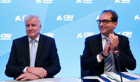 Rechts von ihnen ist nur noch die Wand: Horst Seehofer und Alexa...