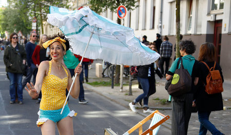 Künstlerin während des Myfests in Berlin-Kreuzberg