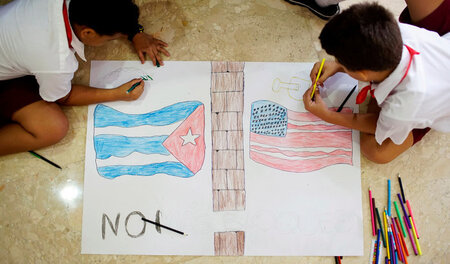 Gegen die US-Blockade: Kinder malen die Fahnen der USA und Kuba ...