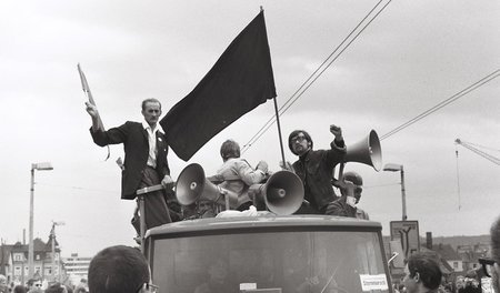 Die rote Fahne fährt voran – das »Sozialistische Straßentheater«...