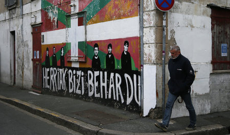 Baskisches Wandbild in Bayonne im französischen Teil von Euskal ...