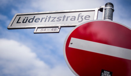 Landraub als ehrenwerte Leistung: Straßenschild der Lüderitzstra...
